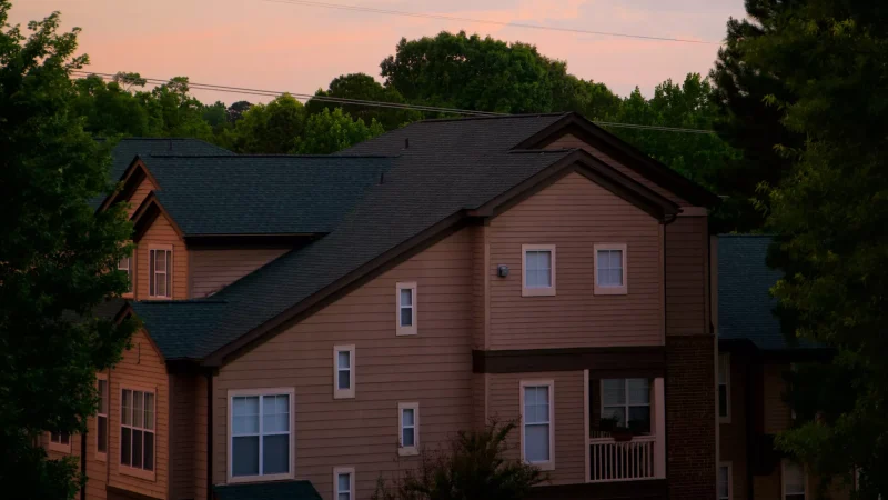 Tvätta tak & takbehandling av ett stort tegelhus med mörkt tak och fin himmel taktvätt i Västerås.